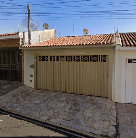 Casa térrea, 130m² de área construída, rica em armários, localizada no Bairro Palmares.